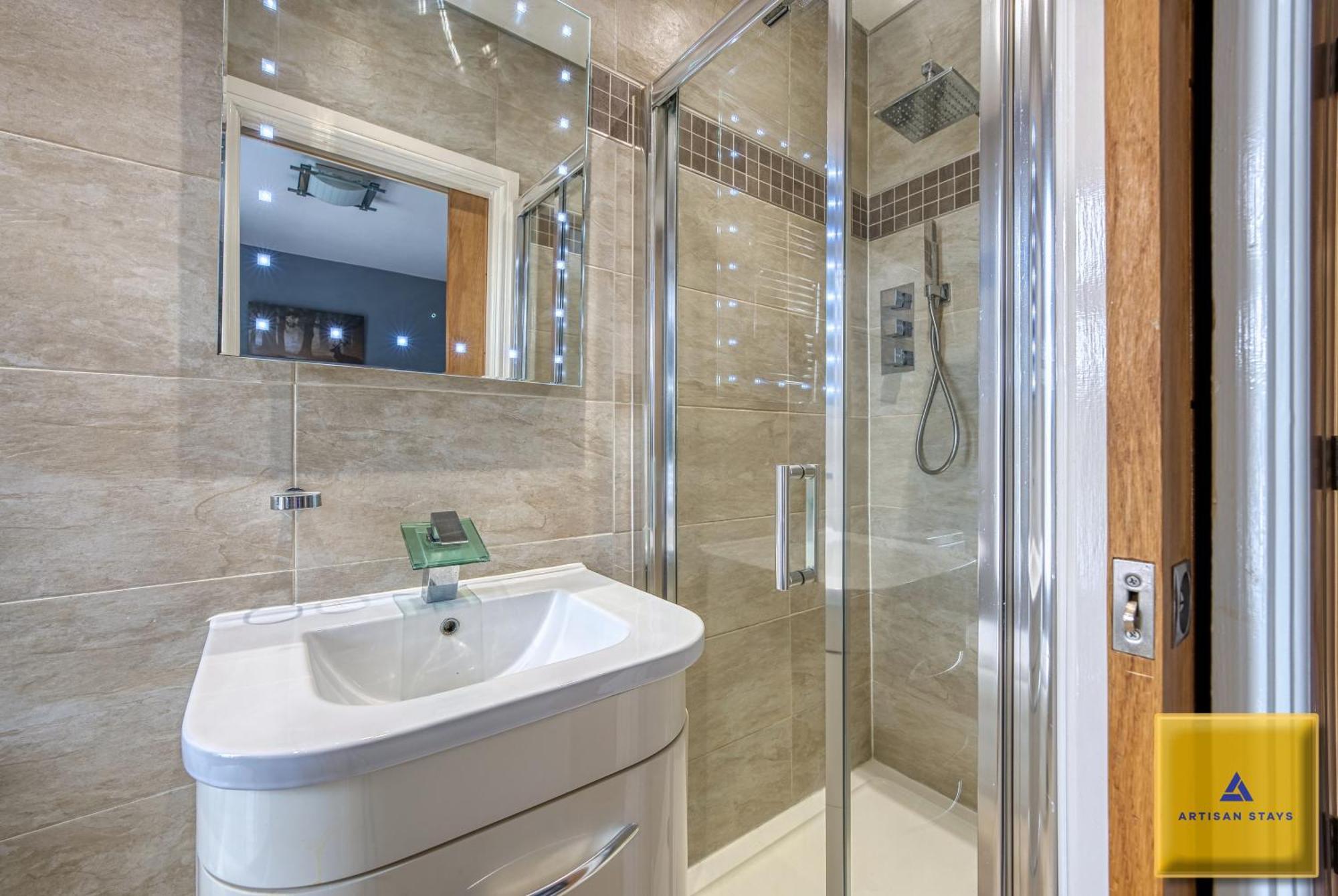 קובנטרי 4 Bedroom, 6 Beds, 3 Bathrooms, Near Nec & Birmingham Airport, Business, Contractor And Family Friendly, Free Wi-Fi, Free Parking מראה חיצוני תמונה